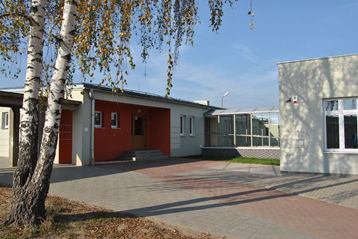 Budynek główny Zespołu Szkolno-Przedszkolnego w Chrustowie - widok na starą część szkoły
