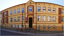 Front budynku szkoły od ulicy Grunwaldzkiej