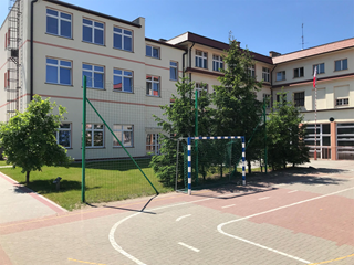 Budynek szkoły - widok od strony boiska