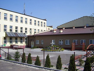 Budynek szkoły i przedszkola