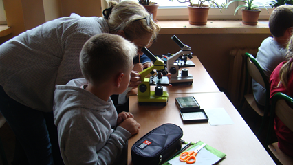 Ciekawe lekcje przyrody - praca z mikroskopem w klasach I - III