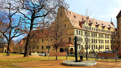Widok szkoły z Parku Drwęskich