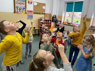 Zabawy oddechowe z piórkiem.