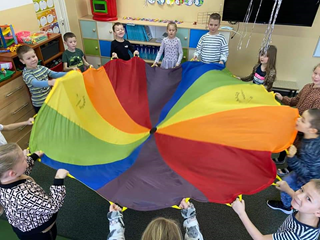 Zabawy ruchowo-muzyczne z chustą.