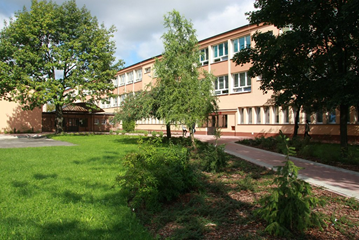 Na zdjęciu znajduje się budynek szkoły