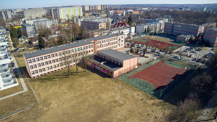 budynek i otoczenie liceum - widok z drona