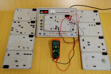 w pracowni elektroniki