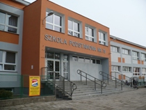 Budynek szkoły-wejście.