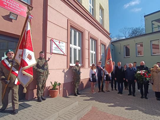 Odsłonięcie tablicy upamiętniającej członków organizacji "Młode Białe Orły"