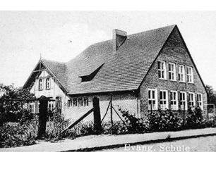 Budynek szkoły - zdjęcie archiwalne