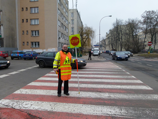Bezpieczne przejście dla pieszych przed szkołą