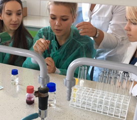 Zajęcia laboratoryjne na Wydziale Chemii Uniwersytetu Łódzkiego.