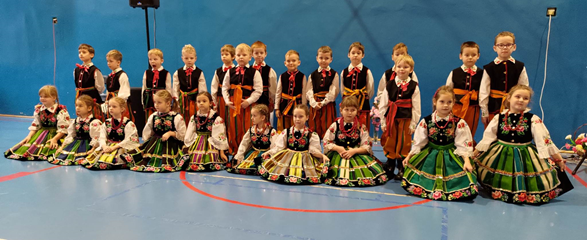 Występy w strojach ludowych w naszym przedszkolu podkreślają przywiązanie do tradycji regionu.