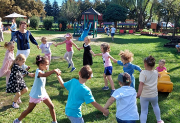 Wesoła zabawa w ogrodzie przedszkolnym