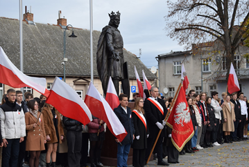 Szkoła do Hymnu - 11 Listopada całą szkołą pod Pomnikiem Przemysła II - Patrona Szkoły