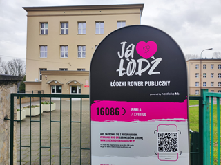 Rower publiczny- wejście do budynku 18 LO