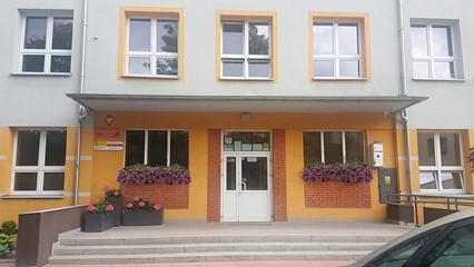 Wejście do budynku szkoły.