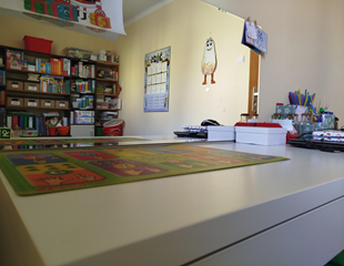 Mamy gabinet specjalistów, w którym dzieci uczestniczą w zajęciach z logopedą, psychologiem i pedagogiem specjalnym