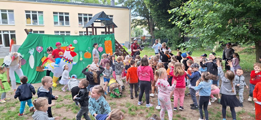 Nasz teatr Rodzice- Dzieciom wystawiają różne bajki nawet w ogrodzie przedszkolnym
