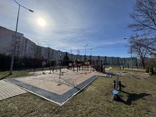 Plac zabaw przy szkole
