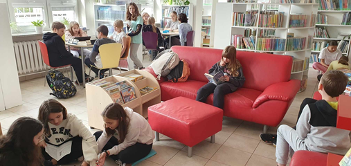 Przerwa w bibliotece szkolnej