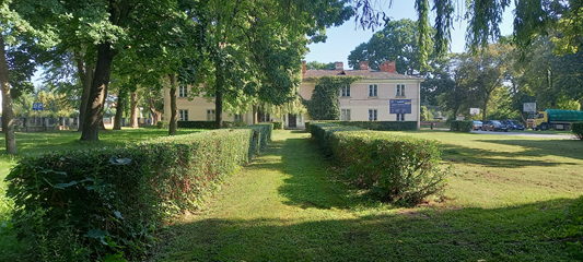 Park przed szkołą