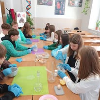 Zajęcia laboratoryjne w klasie przyrodniczo - medycznej 