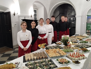 Poczęstunek w wykonaniu techników żywienia i usług gastronomicznych