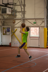 Gra w koszykówkę na hali sportowej