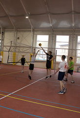 Gra w siatkówkę na hali sportowej