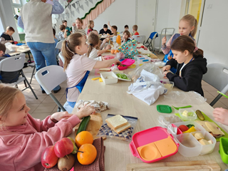SP40_Dzień Pustej Klasy- przygotowanie zdrowego śniadania