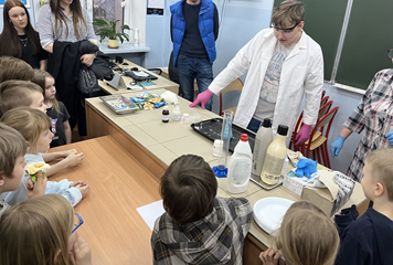 SP40_ Pokaz doświadczeń chemicznych podczas Dni Otwartych Szkoły