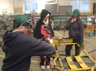 Dziewczęta przy pracy - tuning gokartów