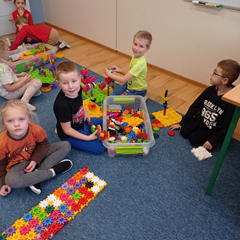 Układamy klocki w sali Laboratoria Przyszłości.