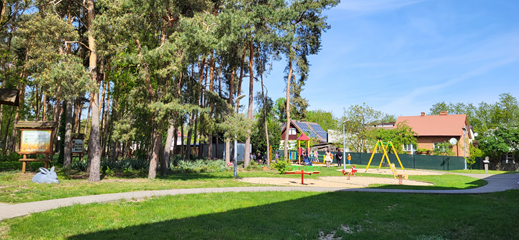 Plac zabaw dla dzieci koło lasku