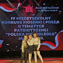 Laureatki Międzyszkolnego Konkursu Piosenki i Poezji "Niepodległa Polska"