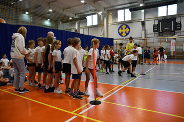 Rywalizacje zespołowe na hali sportowej.