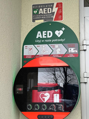Defibrylator na zewnątrz budynku - główne wejście do szkoły