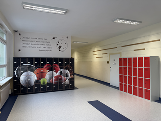 korytarz - szafki szkolne