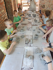 Wycieczka do Kamionki- warsztaty lepienia z gliny