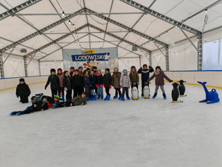 Zajęcia w ramach klas sportowych na lodowisku w Rawiczu.