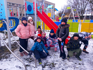 Zabawy na szkolnym placu zabaw 