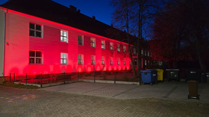 Podświetlenie szkoły na czerwono w ramach  finału ogólnopolskiej kampanii "Dzieciństwo bez przemocy".