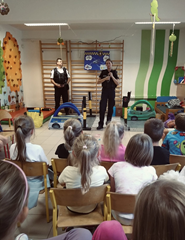 Bezpiecznie na drodze dzięki wskazówkom Straży Miejskiej. Lekcja praktyczna dla naszych uczniów.