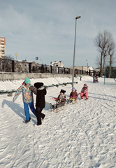 Zima pełną parą! ?? Śnieżne zabawy na boisku szkolnym.