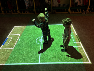 Zabawy na magicznym dywanie "funfloor"