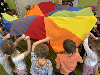 Zabawy z chustą animacyjną