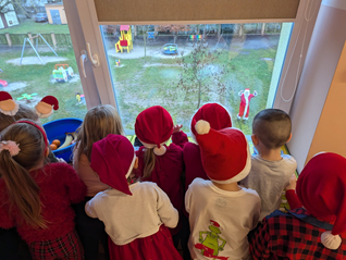 dzieci wypatrują przemykającego Mikołaja