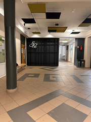 Korytarz przy wejściu do szkoły.