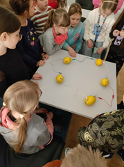 Uczniowie podczas zajęć.